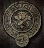 DISTRITO 2. Es uno de los distritos más ricos de Panem. Es donde la mayoría de los Agentes de la paz son entrenados y donde las armas son manufacturadas, especializándose sólo en la minería y cortes de piedras.